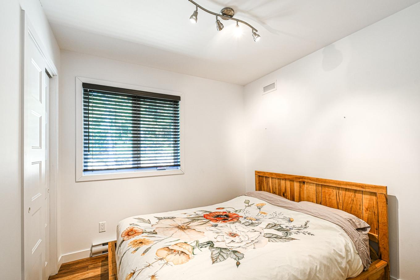 Chambre à coucher - 14 Rue Des Trembles, Sainte-Marguerite-Du-Lac-Masson, QC - Indoor Photo Showing Bedroom