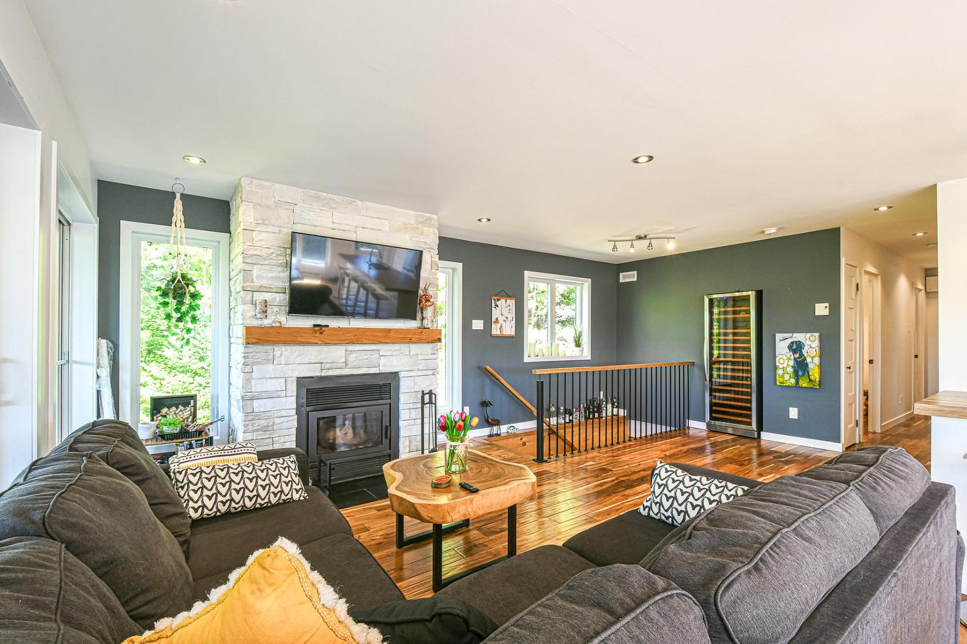 Salon - 14 Rue Des Trembles, Sainte-Marguerite-Du-Lac-Masson, QC - Indoor Photo Showing Living Room With Fireplace
