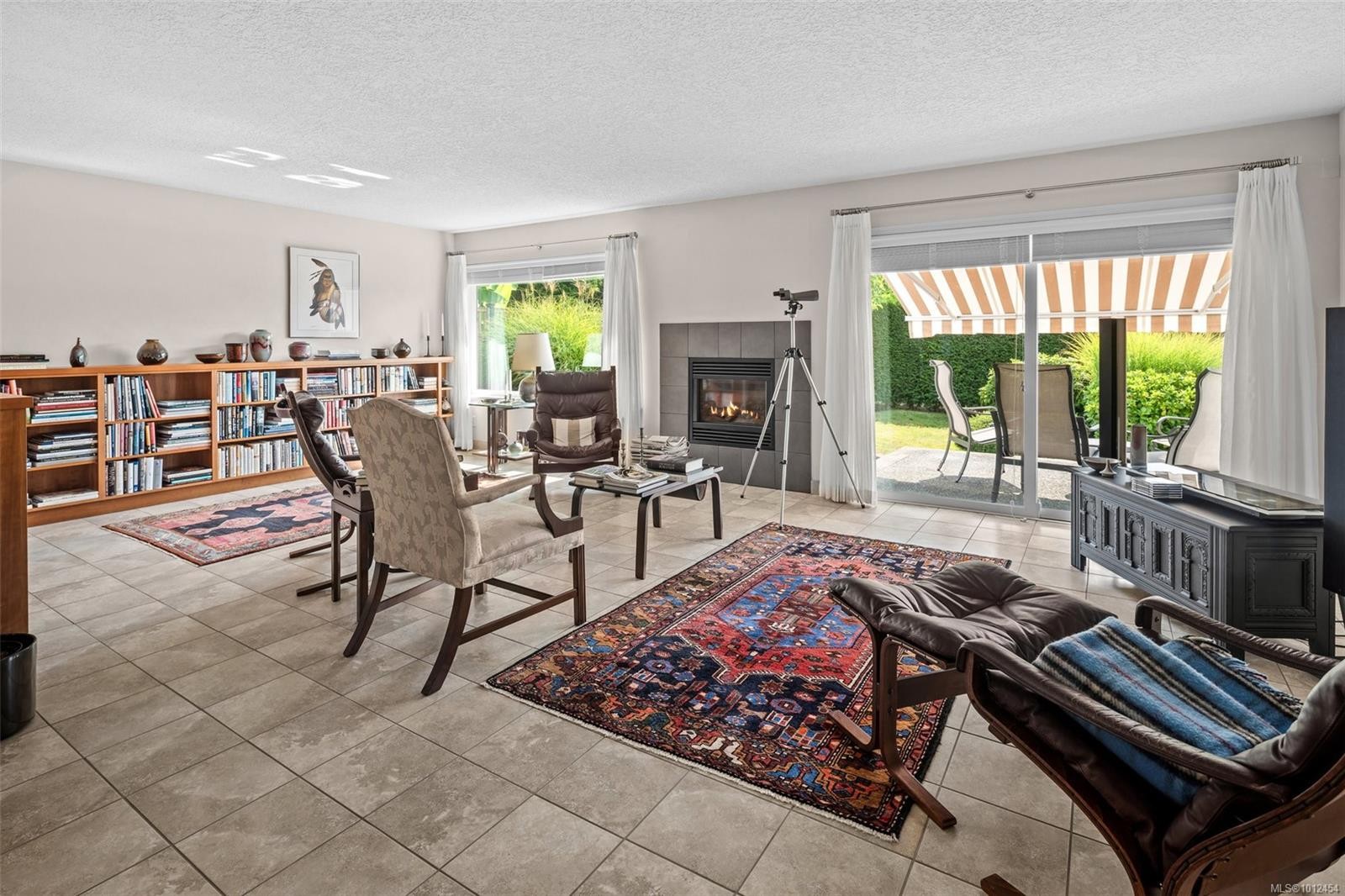 546 Fairways Pl, Cobble Hill, BC - Indoor With Fireplace