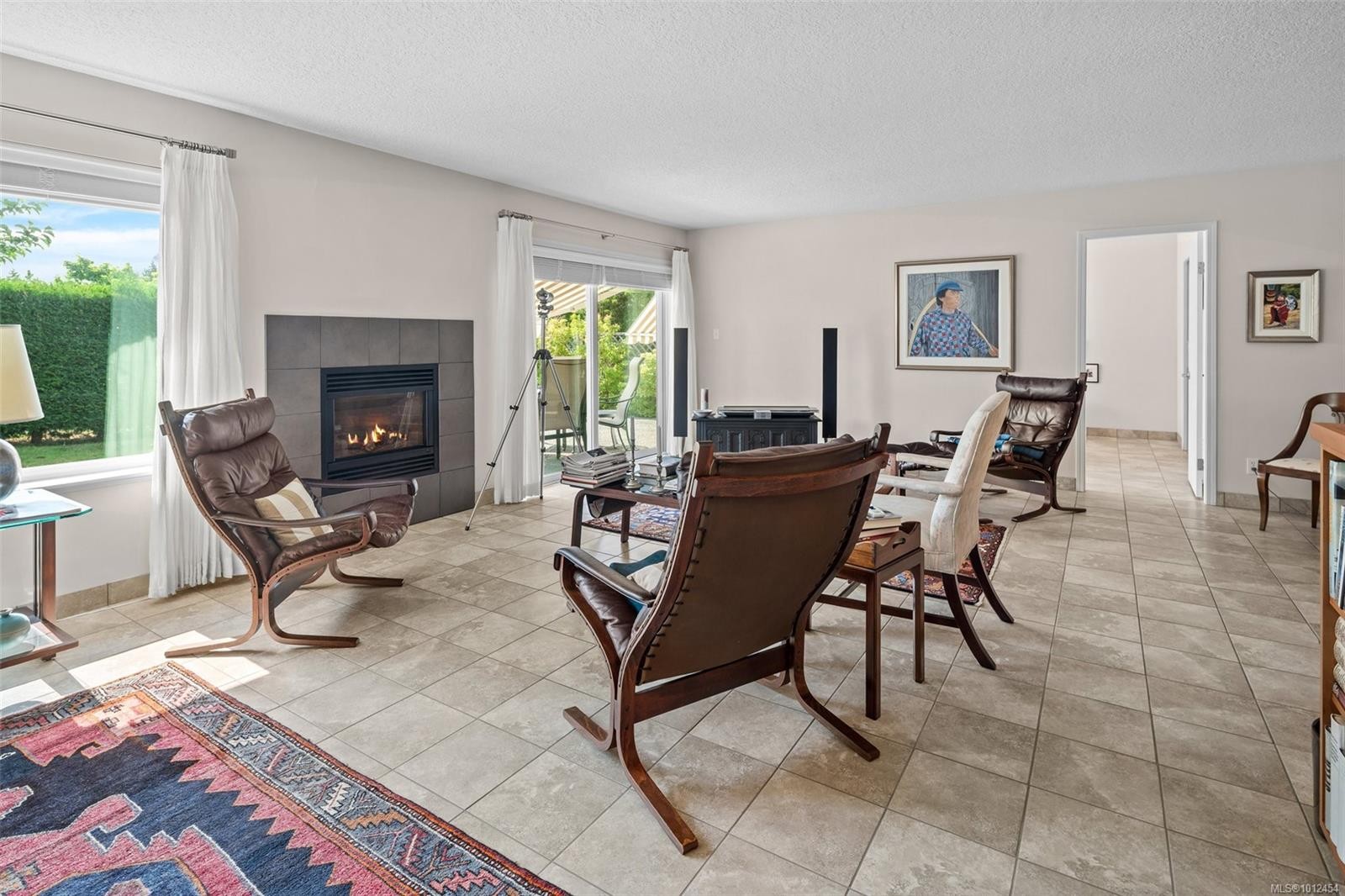 546 Fairways Pl, Cobble Hill, BC - Indoor Photo Showing Living Room With Fireplace