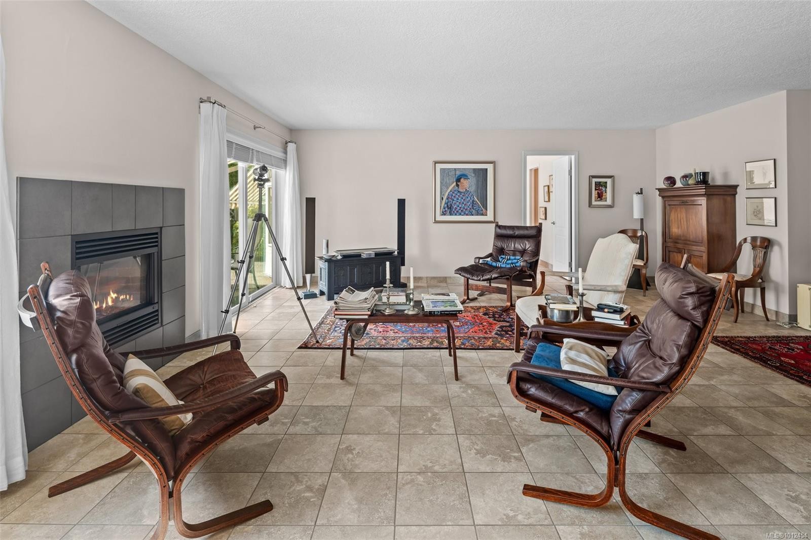 546 Fairways Pl, Cobble Hill, BC - Indoor Photo Showing Living Room With Fireplace