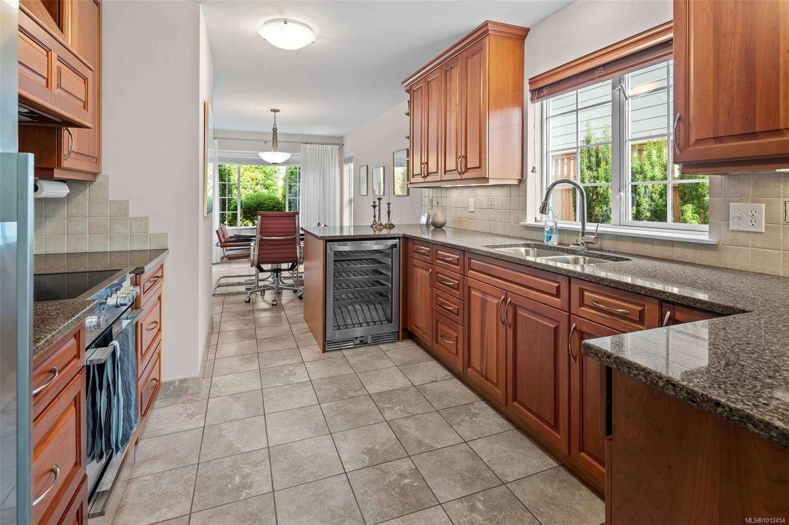 546 Fairways Pl, Cobble Hill, BC - Indoor Photo Showing Kitchen With Double Sink
