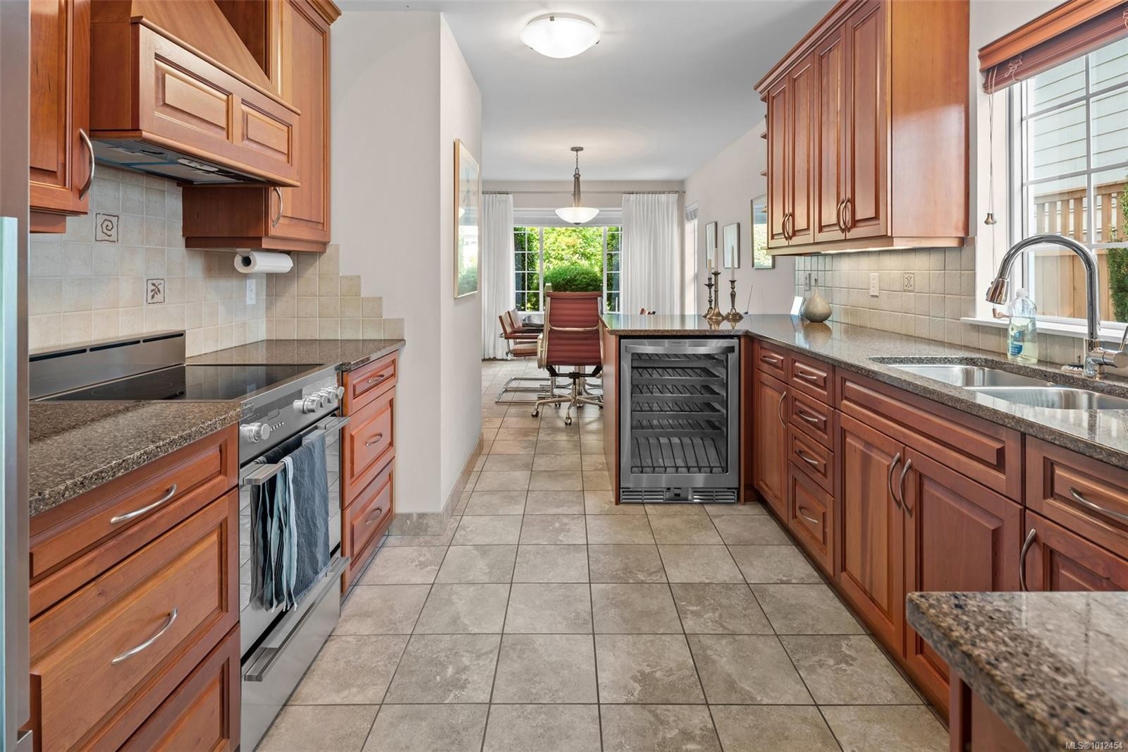 546 Fairways Pl, Cobble Hill, BC - Indoor Photo Showing Kitchen With Double Sink