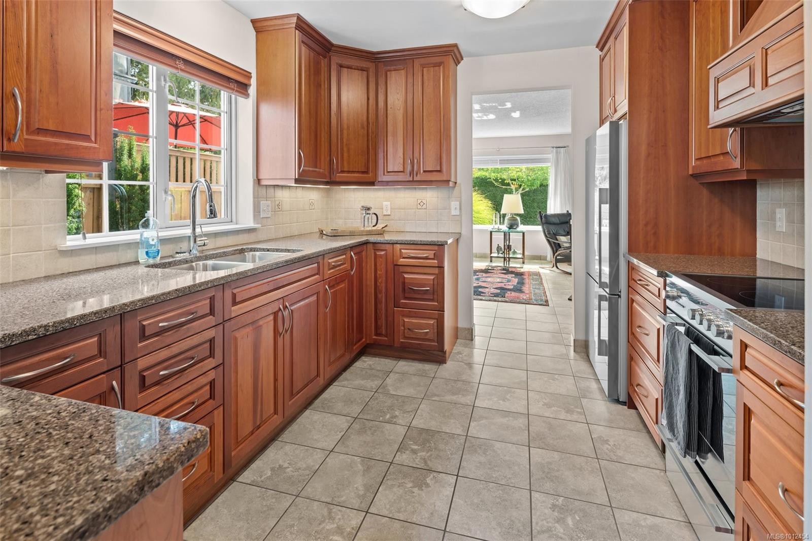 546 Fairways Pl, Cobble Hill, BC - Indoor Photo Showing Kitchen With Double Sink With Upgraded Kitchen