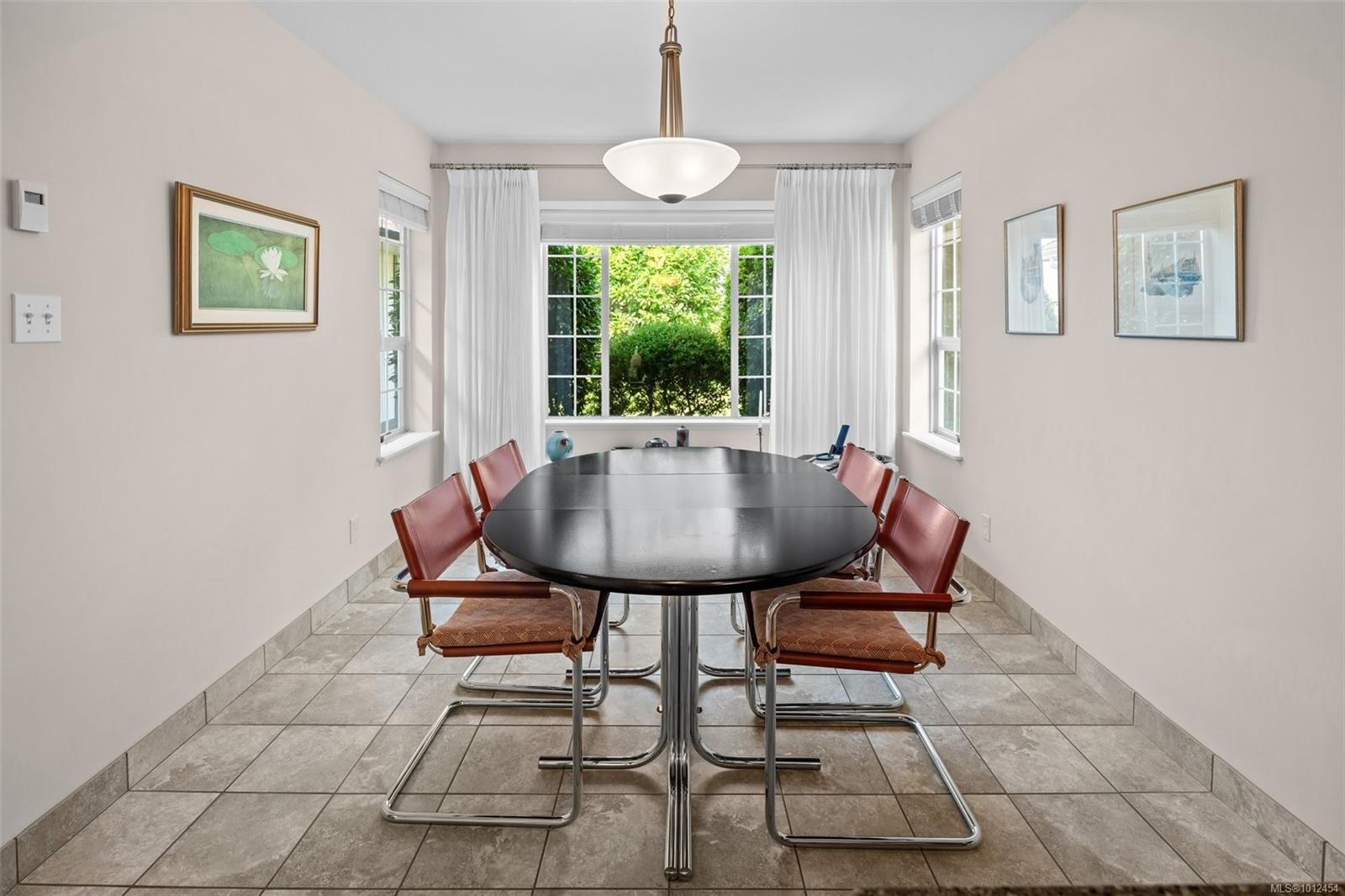 546 Fairways Pl, Cobble Hill, BC - Indoor Photo Showing Dining Room