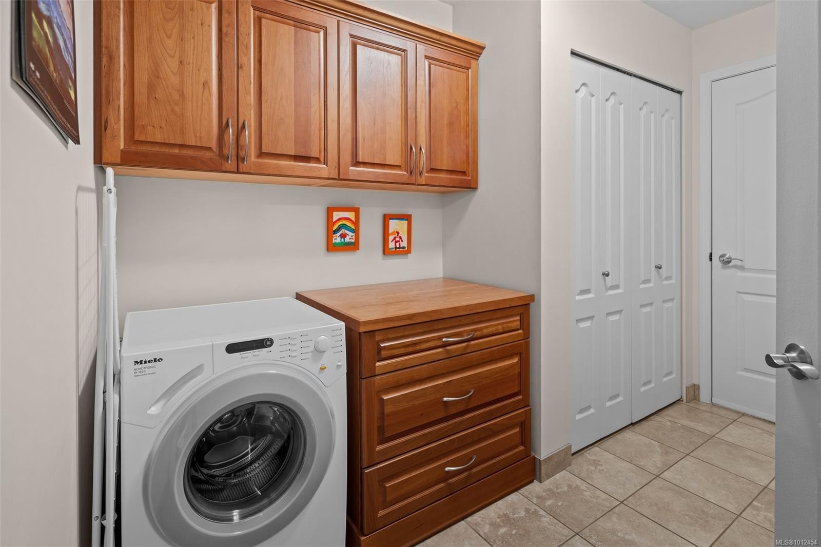 546 Fairways Pl, Cobble Hill, BC - Indoor Photo Showing Laundry Room