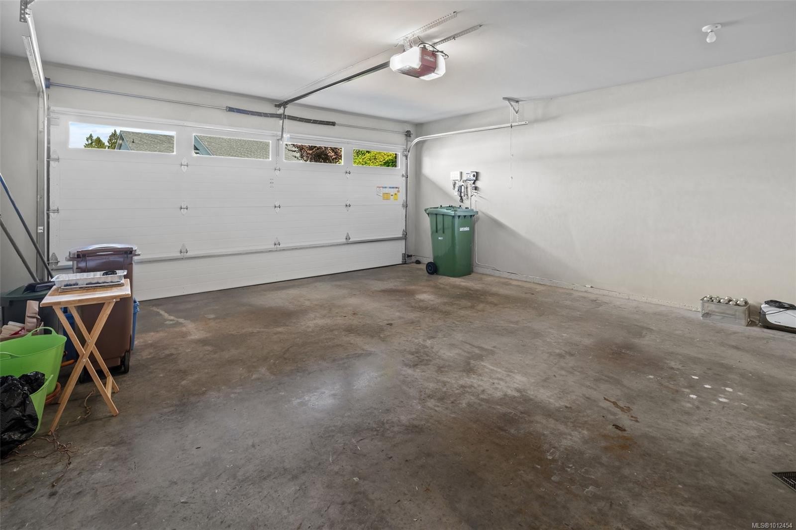 546 Fairways Pl, Cobble Hill, BC - Indoor Photo Showing Garage