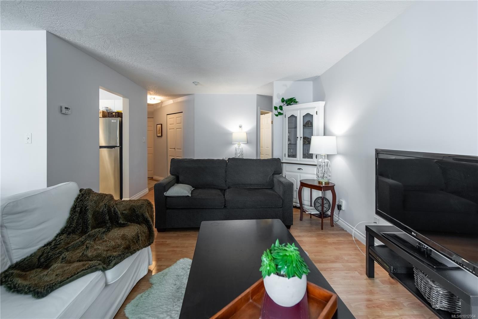 304-832 Fisgard St, Victoria, BC - Indoor Photo Showing Living Room