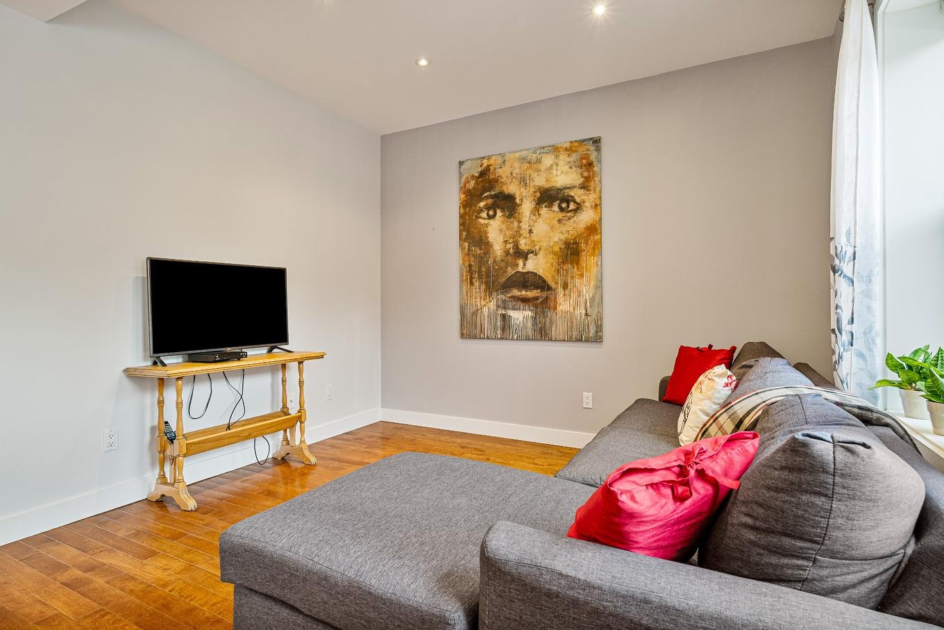 Salon - 2674 Av. D'Orléans, Montréal (Mercier/Hochelaga-Maisonneuve), QC - Indoor Photo Showing Living Room