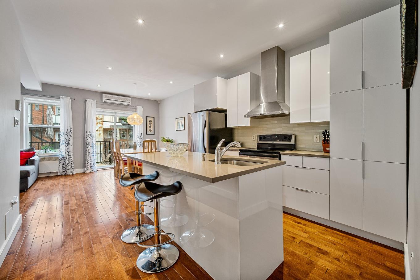 Cuisine - 2674 Av. D'Orléans, Montréal (Mercier/Hochelaga-Maisonneuve), QC - Indoor Photo Showing Kitchen With Upgraded Kitchen