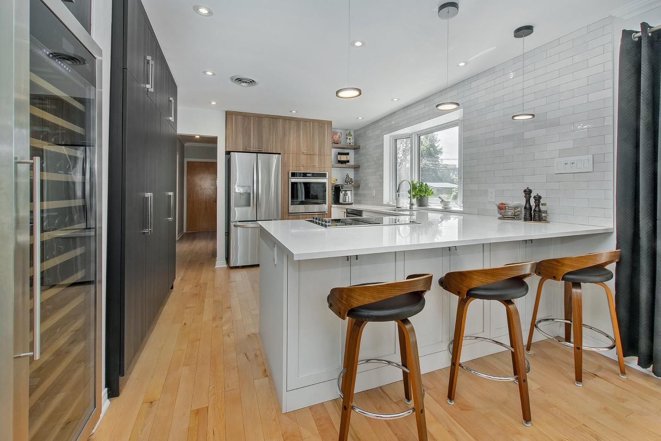 Cuisine - 9840 Rue Basile-Routhier, Montréal (Ahuntsic-Cartierville), QC - Indoor Photo Showing Kitchen With Upgraded Kitchen