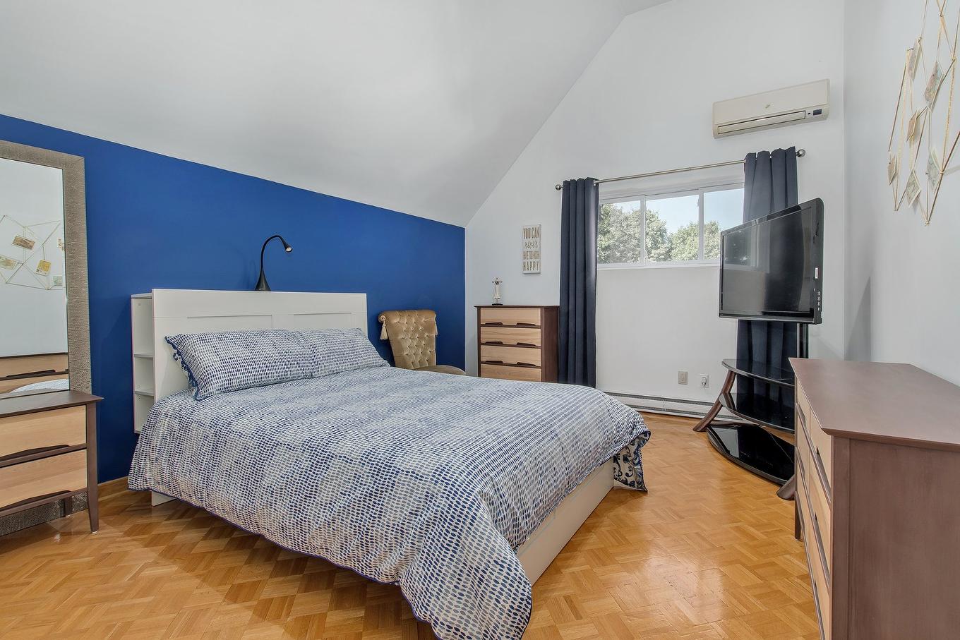 Chambre à coucher - 9840 Rue Basile-Routhier, Montréal (Ahuntsic-Cartierville), QC - Indoor Photo Showing Bedroom