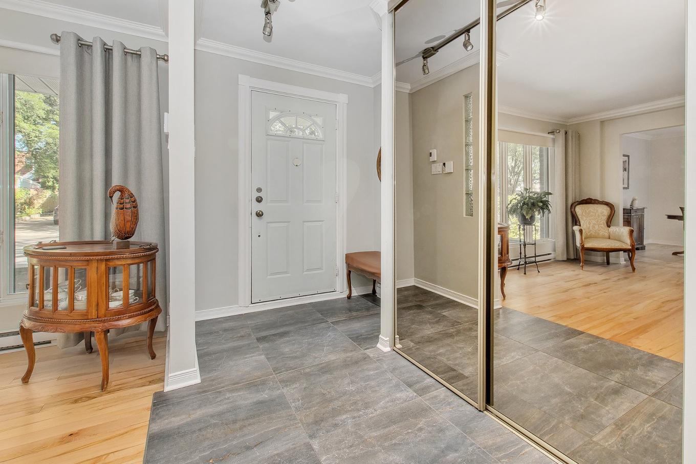 Hall d'entrée/Vestibule - 9840 Rue Basile-Routhier, Montréal (Ahuntsic-Cartierville), QC - Indoor Photo Showing Other Room