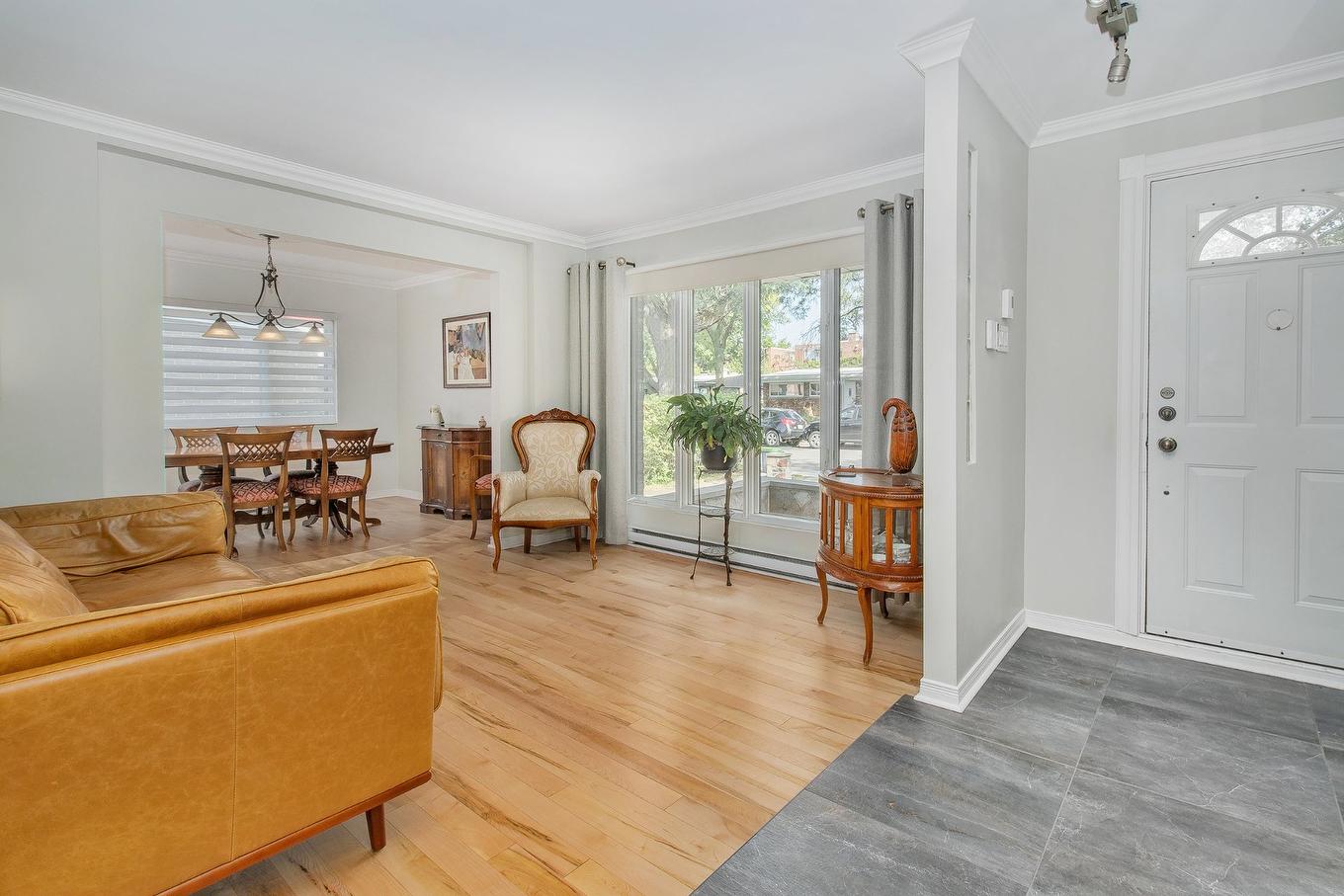 Salon - 9840 Rue Basile-Routhier, Montréal (Ahuntsic-Cartierville), QC - Indoor Photo Showing Living Room