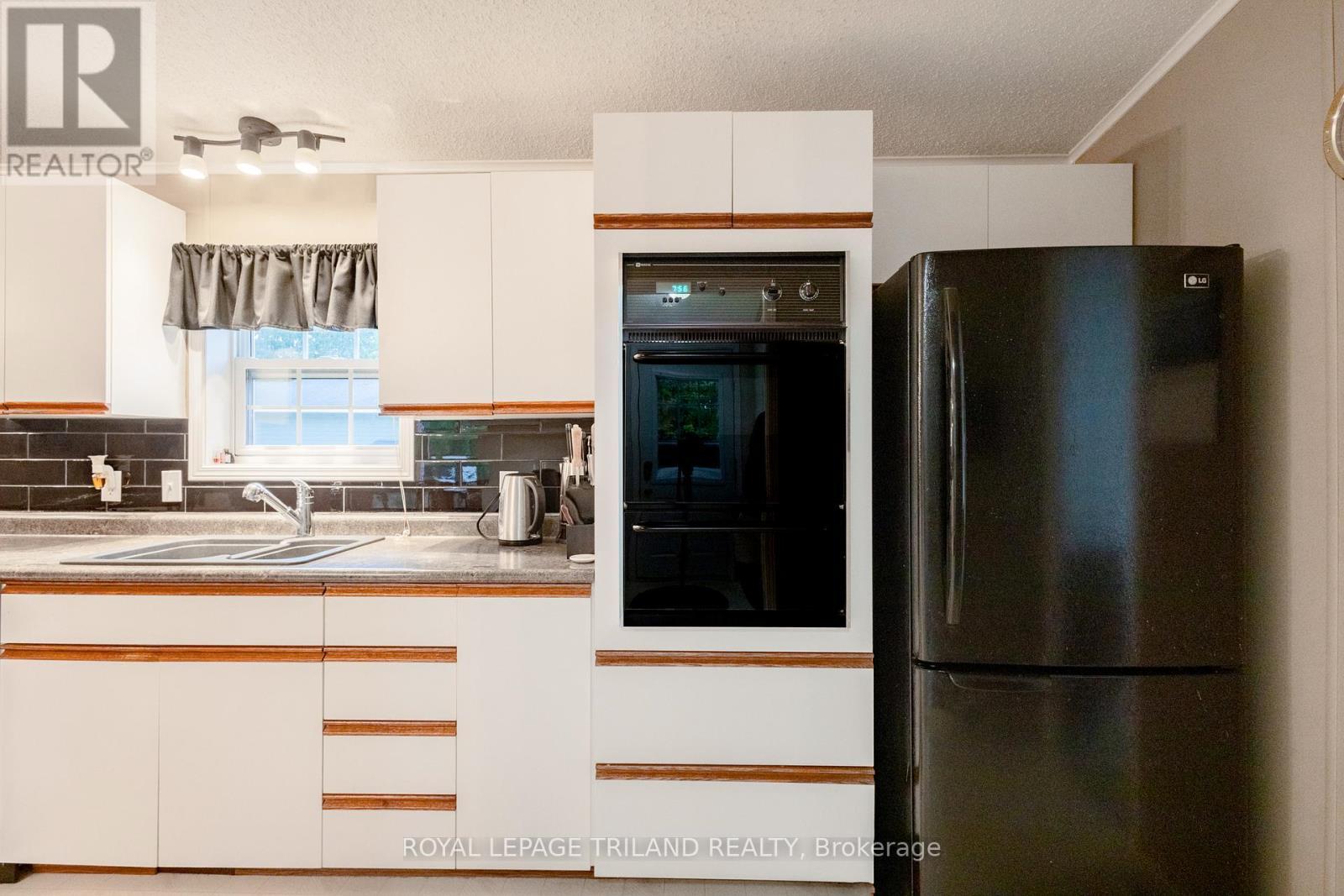 14 Dominican Lane, Bluewater (Hay), ON - Indoor Photo Showing Kitchen With Double Sink