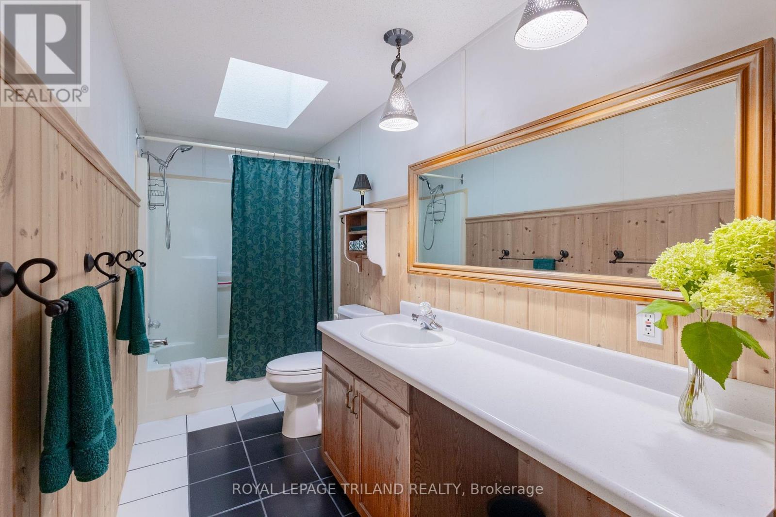 14 Dominican Lane, Bluewater (Hay), ON - Indoor Photo Showing Bathroom