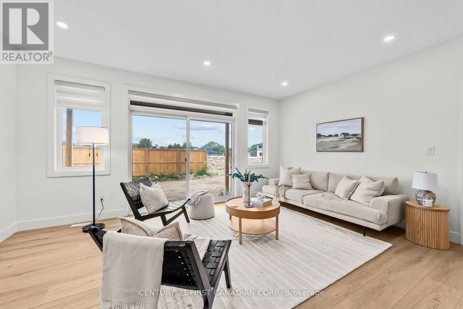 11 Sheldabren Street, North Middlesex (Ailsa Craig), ON - Indoor Photo Showing Living Room