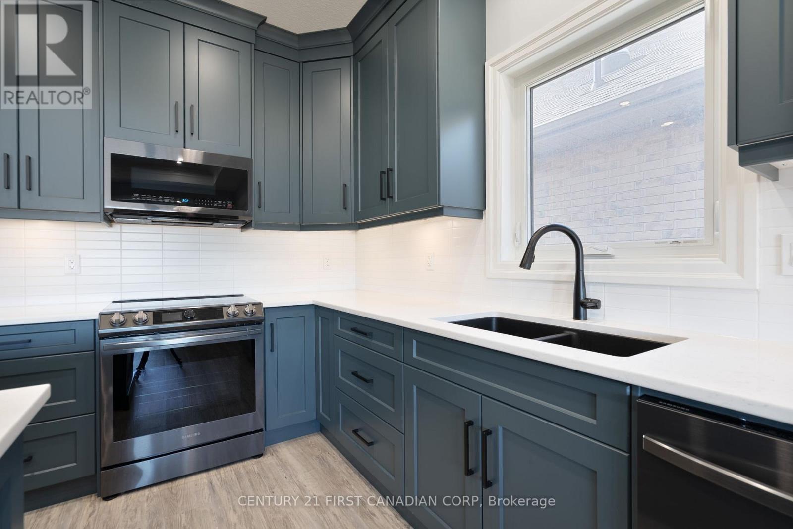 19 - 159 Collins Way, Strathroy-Caradoc (Se), ON - Indoor Photo Showing Kitchen With Double Sink With Upgraded Kitchen