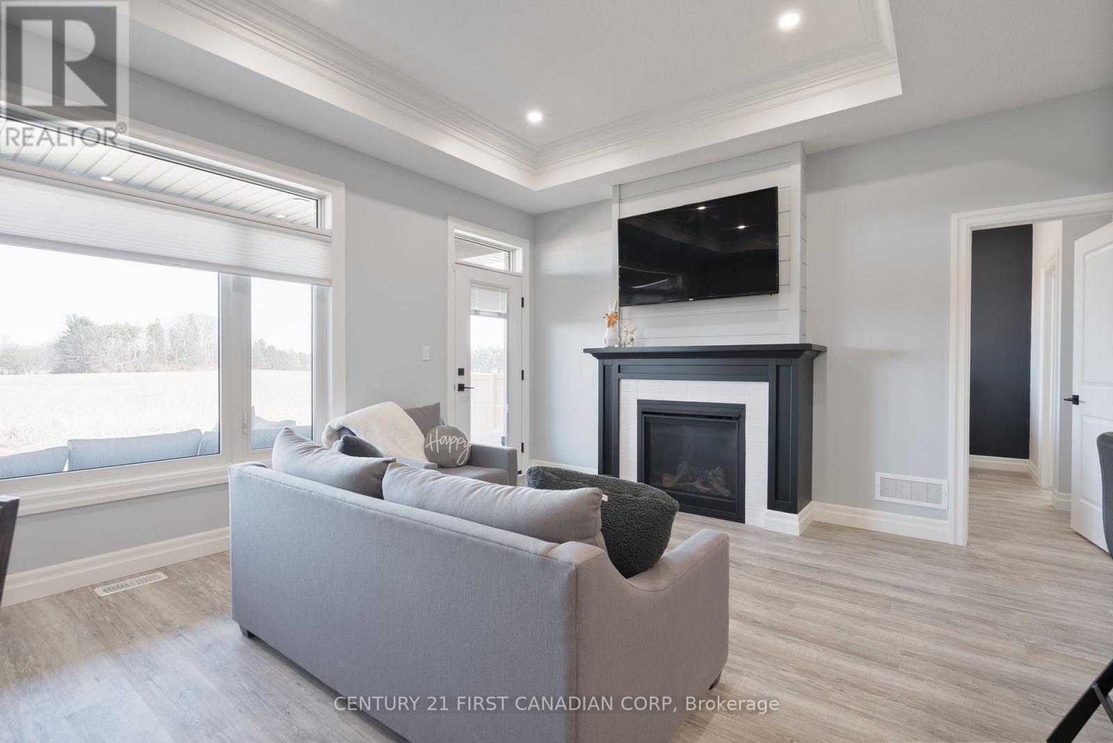 19 - 159 Collins Way, Strathroy-Caradoc (Se), ON - Indoor Photo Showing Living Room With Fireplace