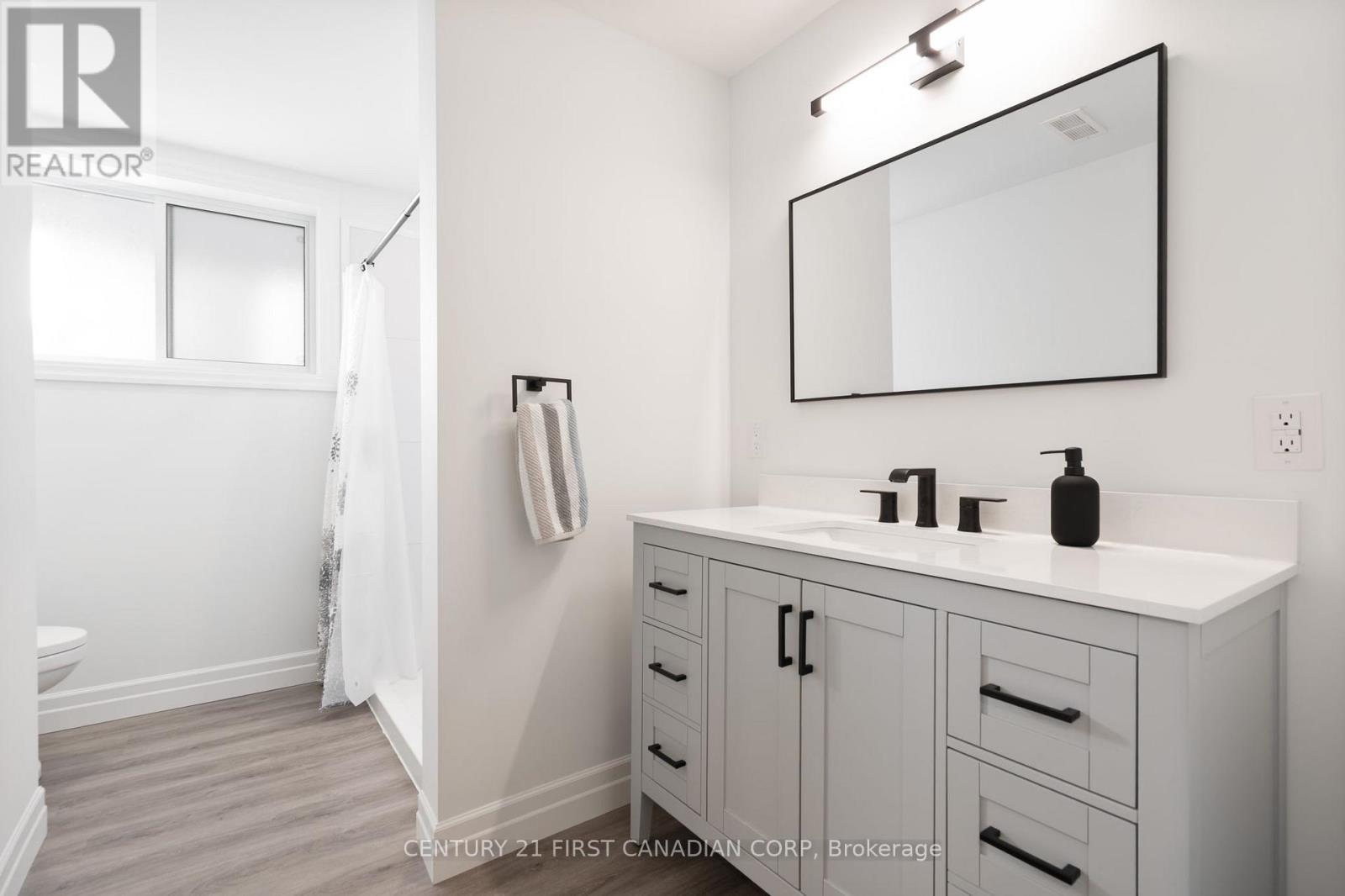 19 - 159 Collins Way, Strathroy-Caradoc (Se), ON - Indoor Photo Showing Bathroom