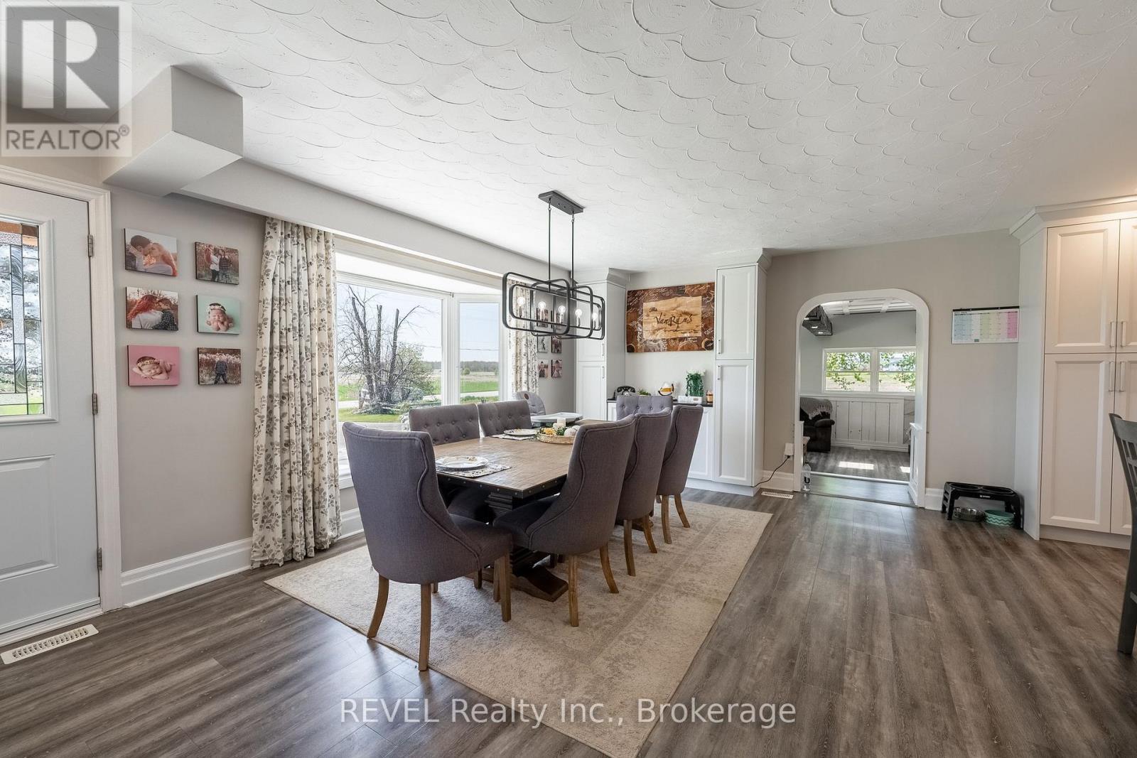350 Kemp Road W, Grimsby (Grimsby Escarpment), ON - Indoor Photo Showing Dining Room With Fireplace