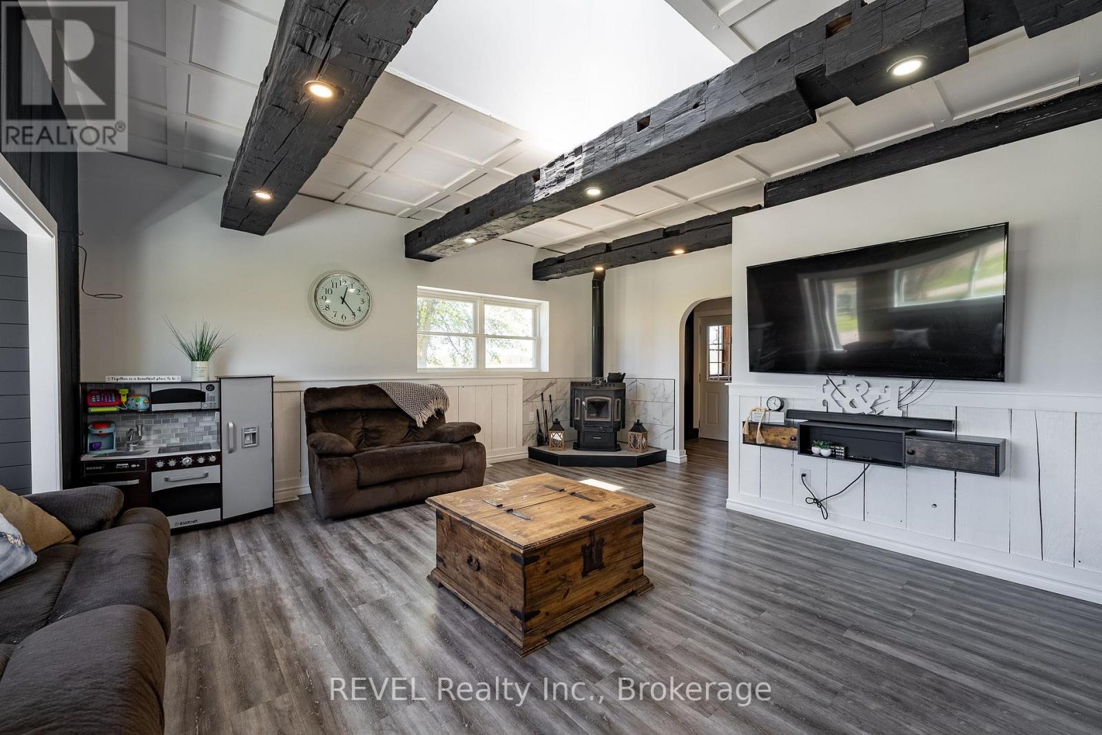 350 Kemp Road W, Grimsby (Grimsby Escarpment), ON - Indoor Photo Showing Living Room