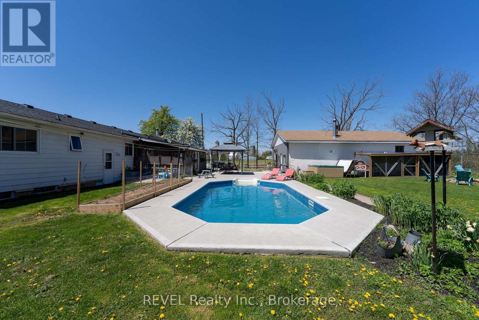 350 Kemp Road W, Grimsby (Grimsby Escarpment), ON - Outdoor With In Ground Pool With Backyard