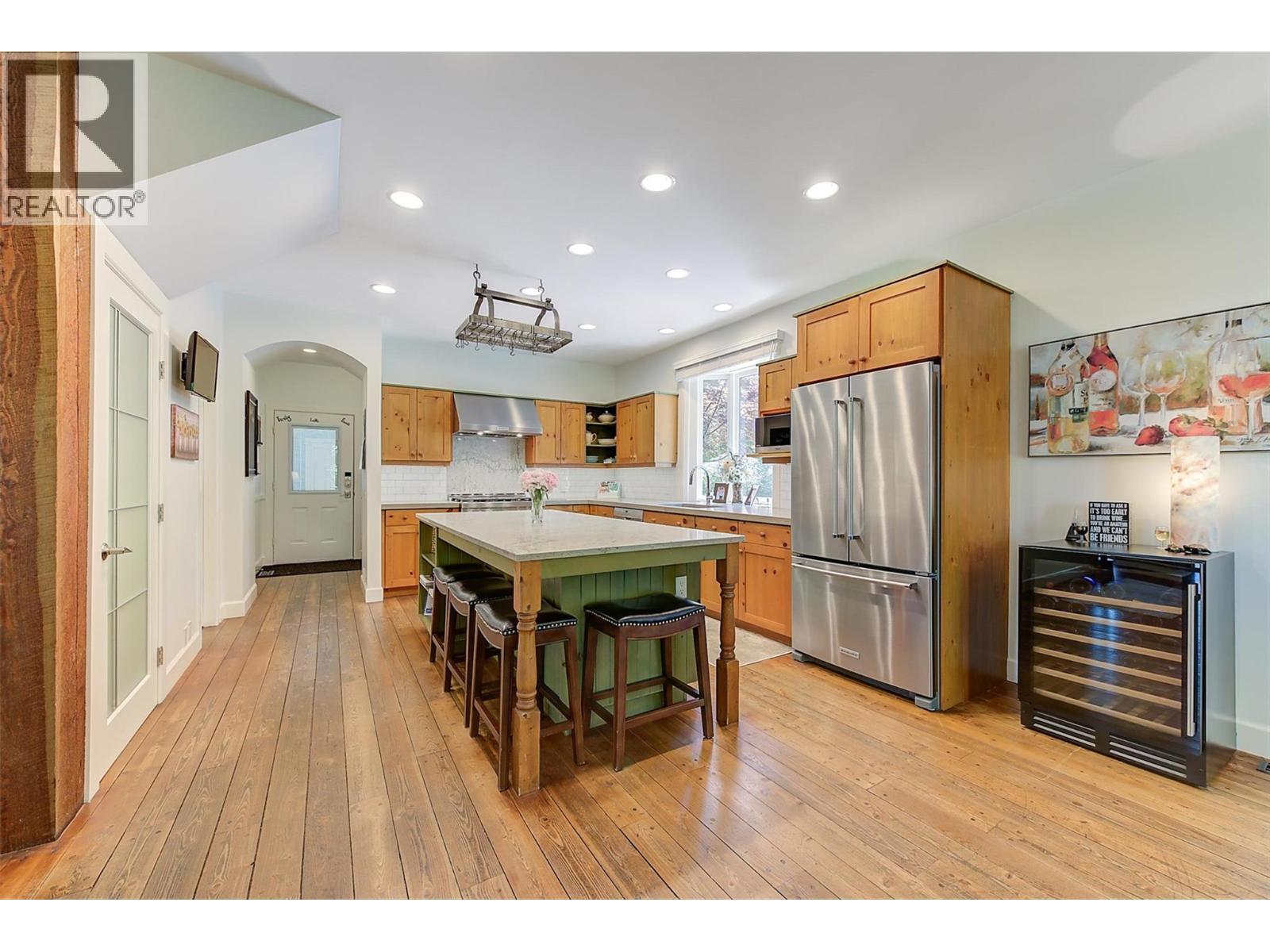 Quartz island kitchen - 5127 Luckett Court, Kelowna, BC - Indoor