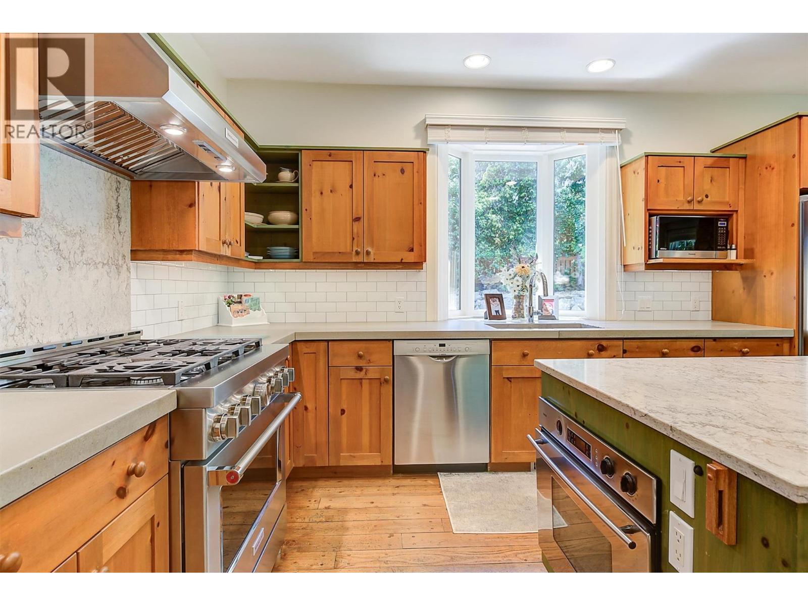 5127 Luckett Court, Kelowna, BC - Indoor Photo Showing Kitchen