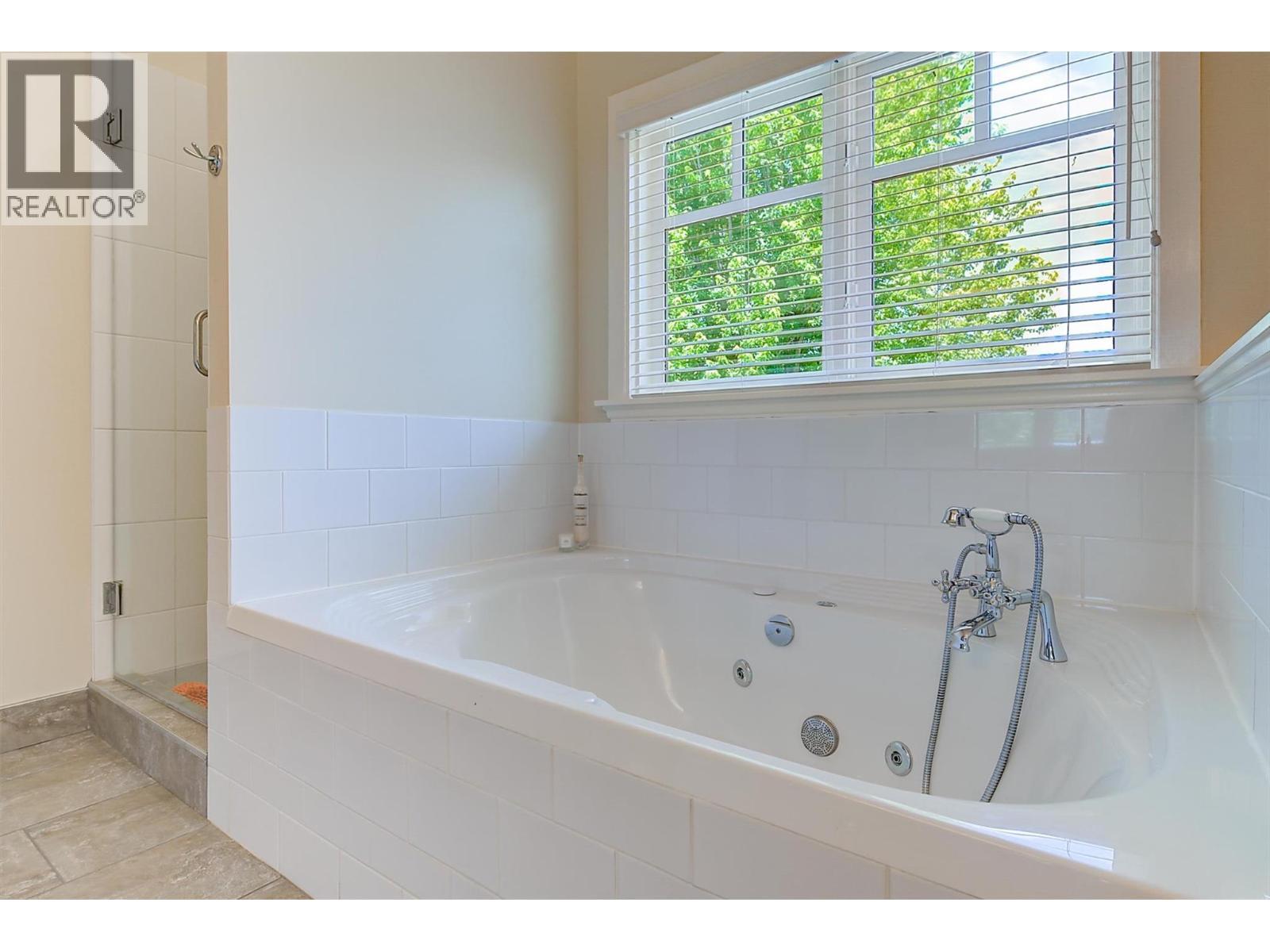 5127 Luckett Court, Kelowna, BC - Indoor Photo Showing Bathroom