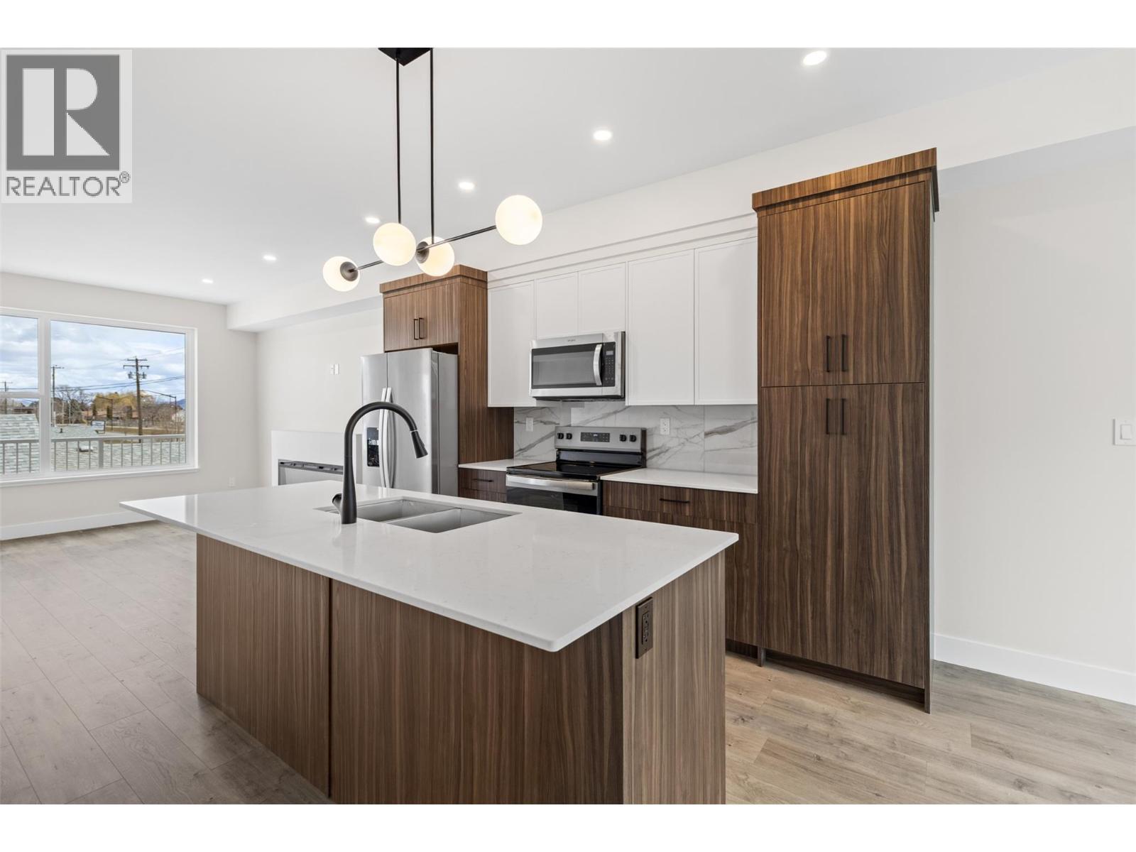 2686 Tranquille Road Unit# 118, Kamloops, BC - Indoor Photo Showing Kitchen With Double Sink With Upgraded Kitchen