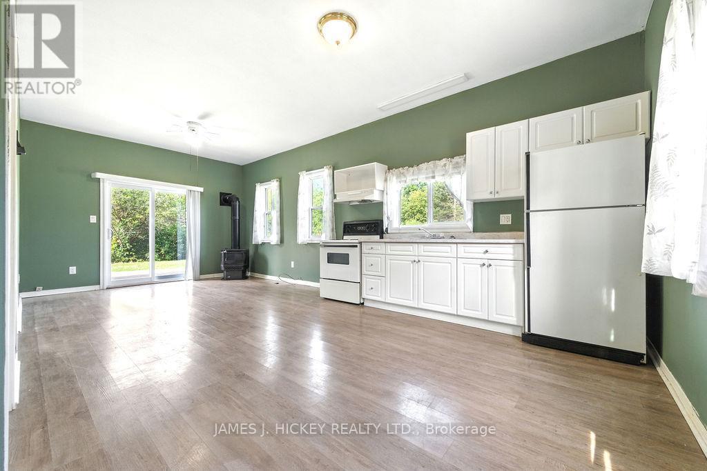 37335 Highway 17 Highway, Laurentian Hills, ON - Indoor Photo Showing Kitchen