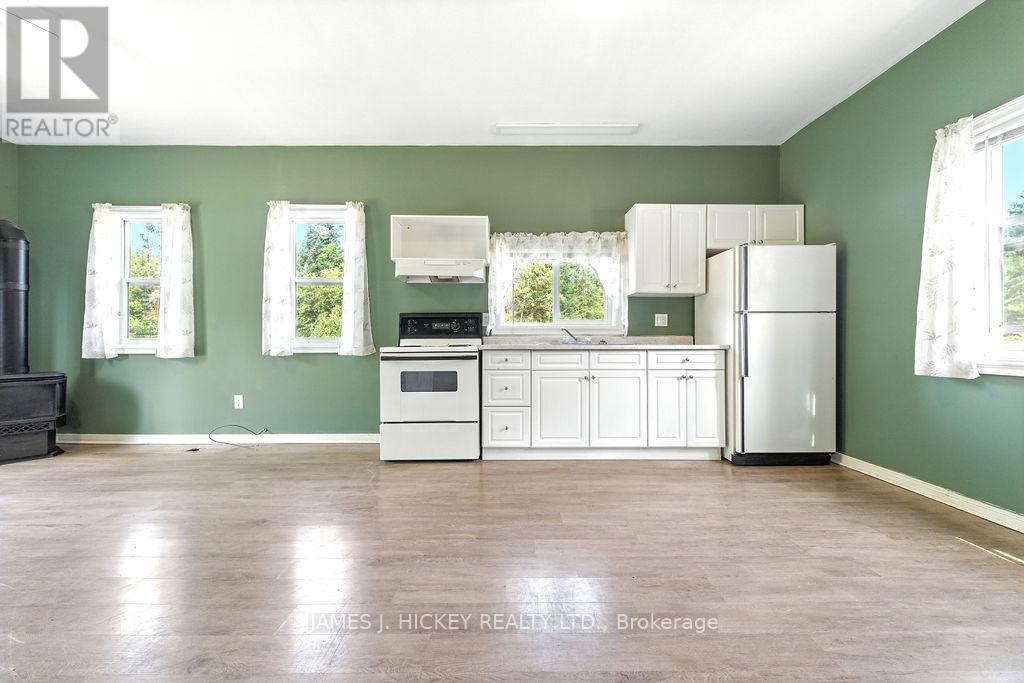 37335 Highway 17 Highway, Laurentian Hills, ON - Indoor Photo Showing Kitchen