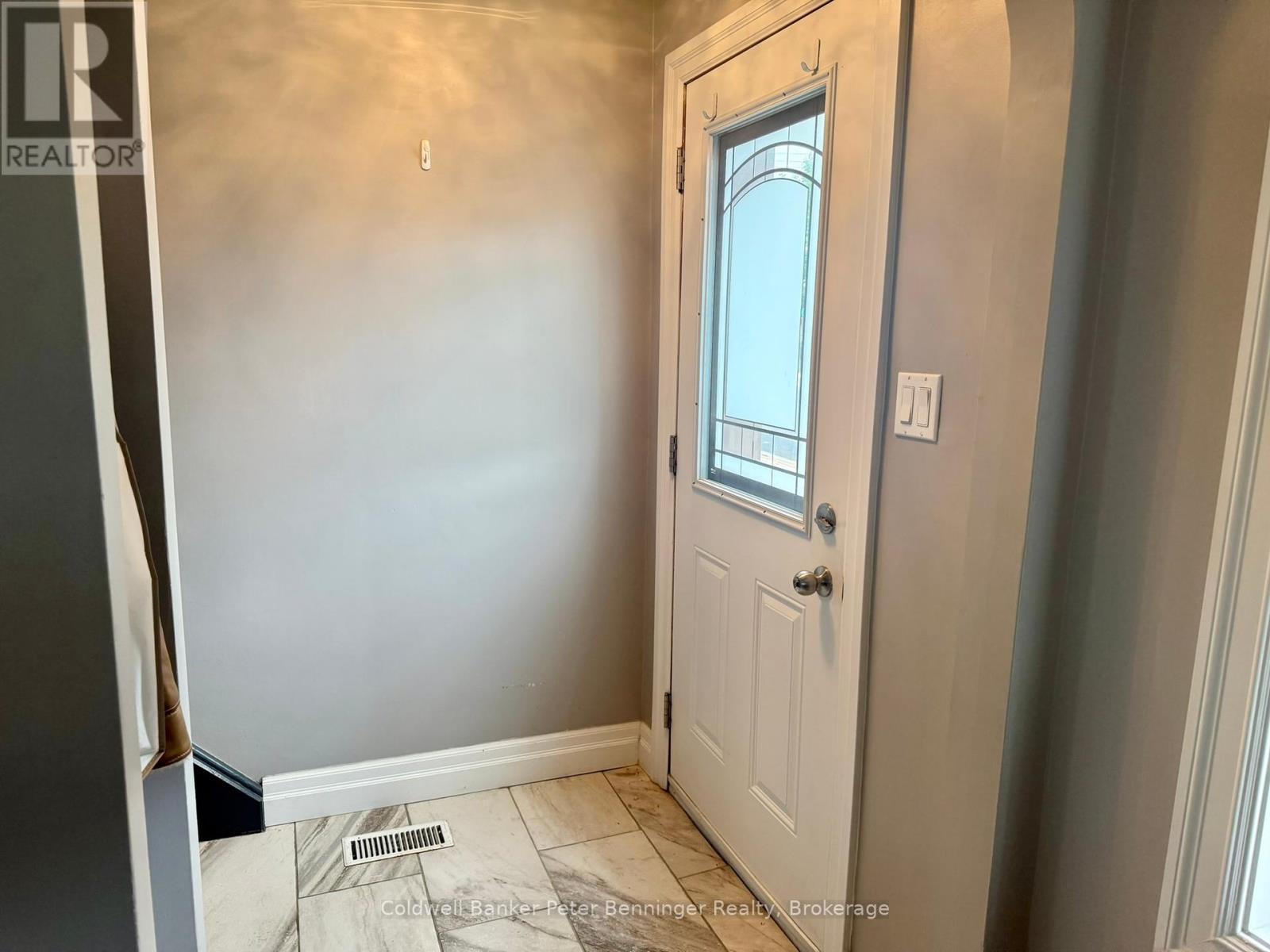 Foyer - 582 9Th Street, Hanover, ON - Indoor Photo Showing Other Room