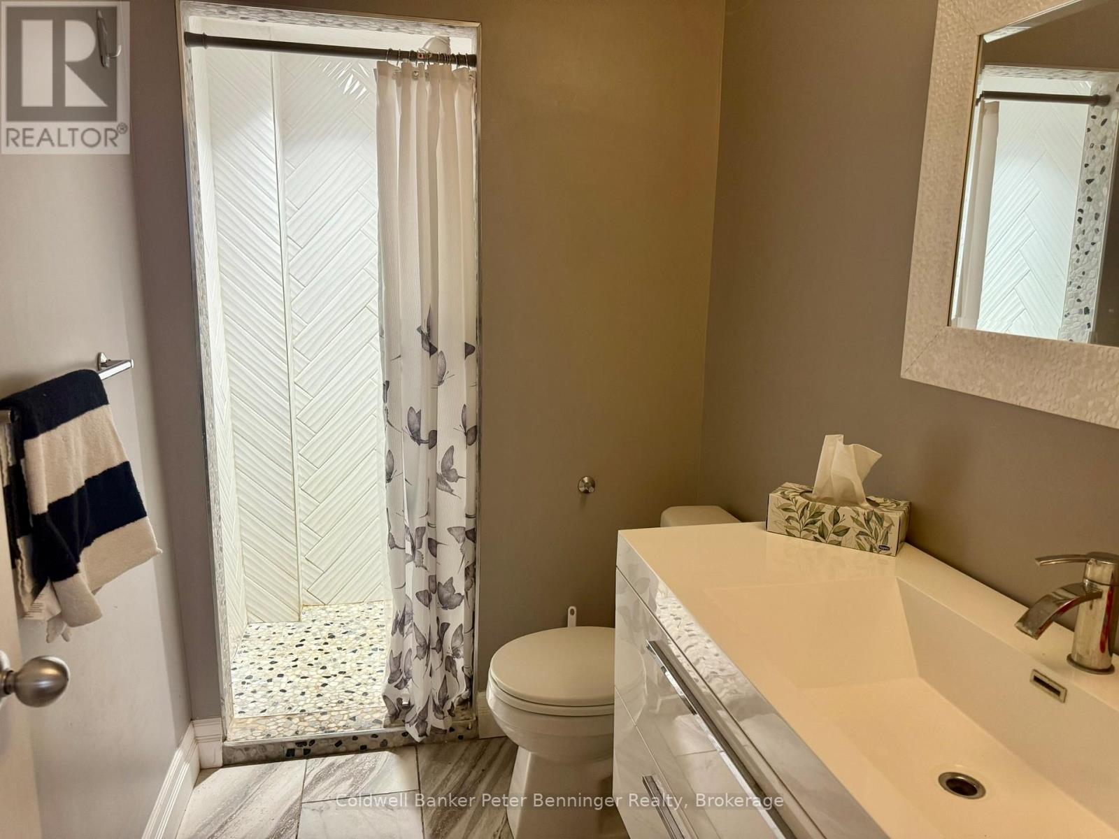 Main floor bath - 582 9Th Street, Hanover, ON - Indoor Photo Showing Bathroom