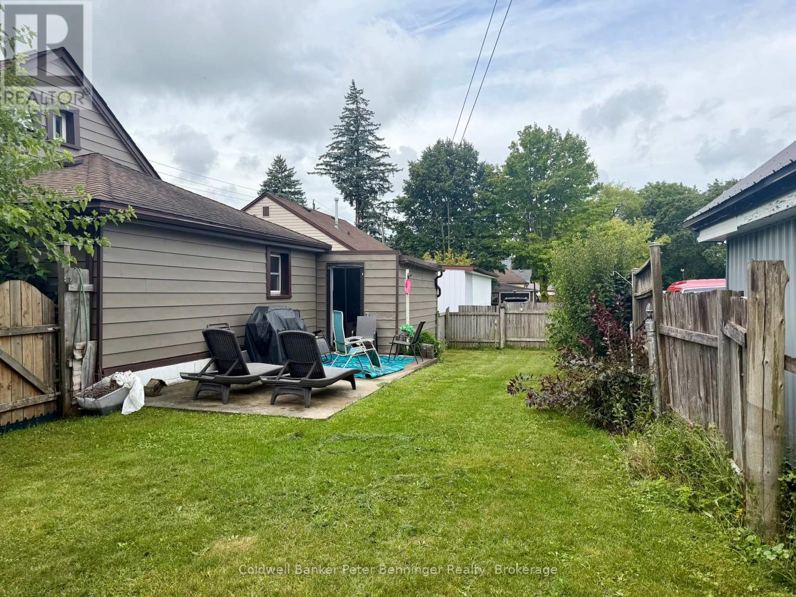 Side yard - 582 9Th Street, Hanover, ON - Outdoor With Exterior