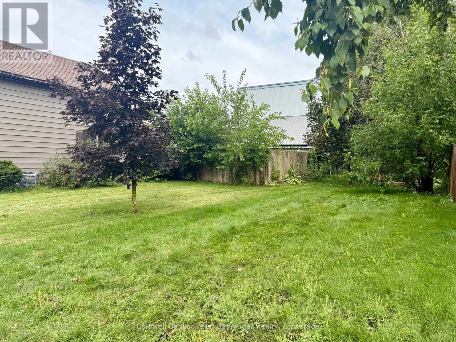 Side yard - 582 9Th Street, Hanover, ON - Outdoor