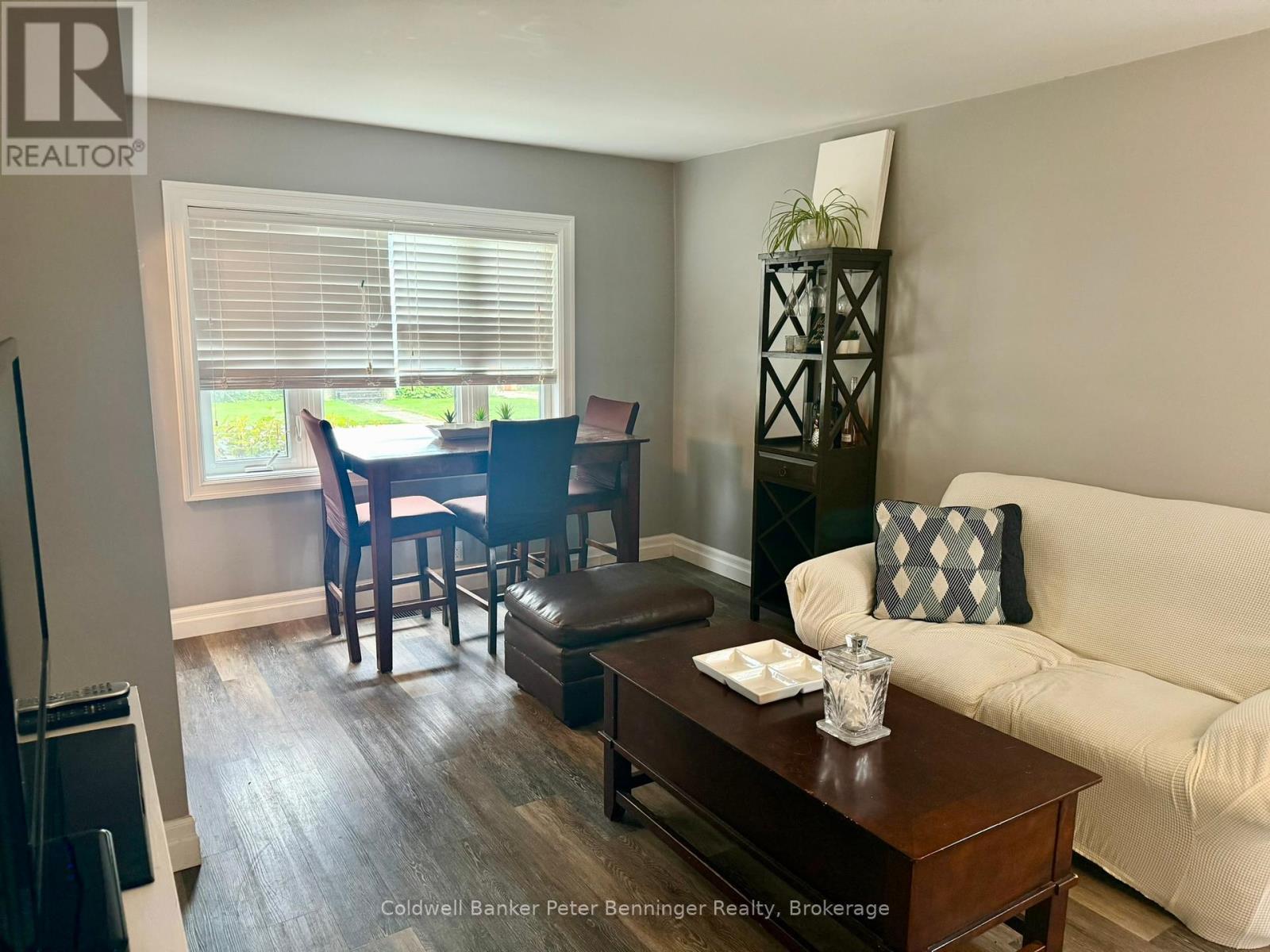 Living room/dining room - 582 9Th Street, Hanover, ON - Indoor Photo Showing Living Room
