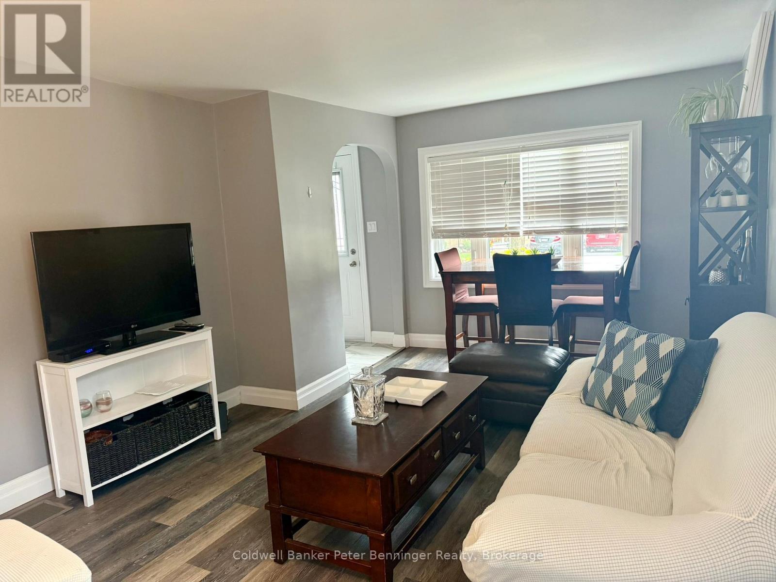 Living room/dining room - 582 9Th Street, Hanover, ON - Indoor Photo Showing Living Room
