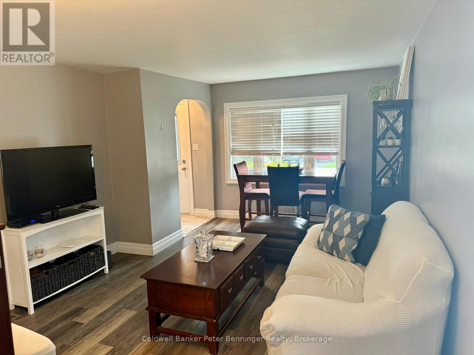 Living room/dining room - 582 9Th Street, Hanover, ON - Indoor Photo Showing Living Room