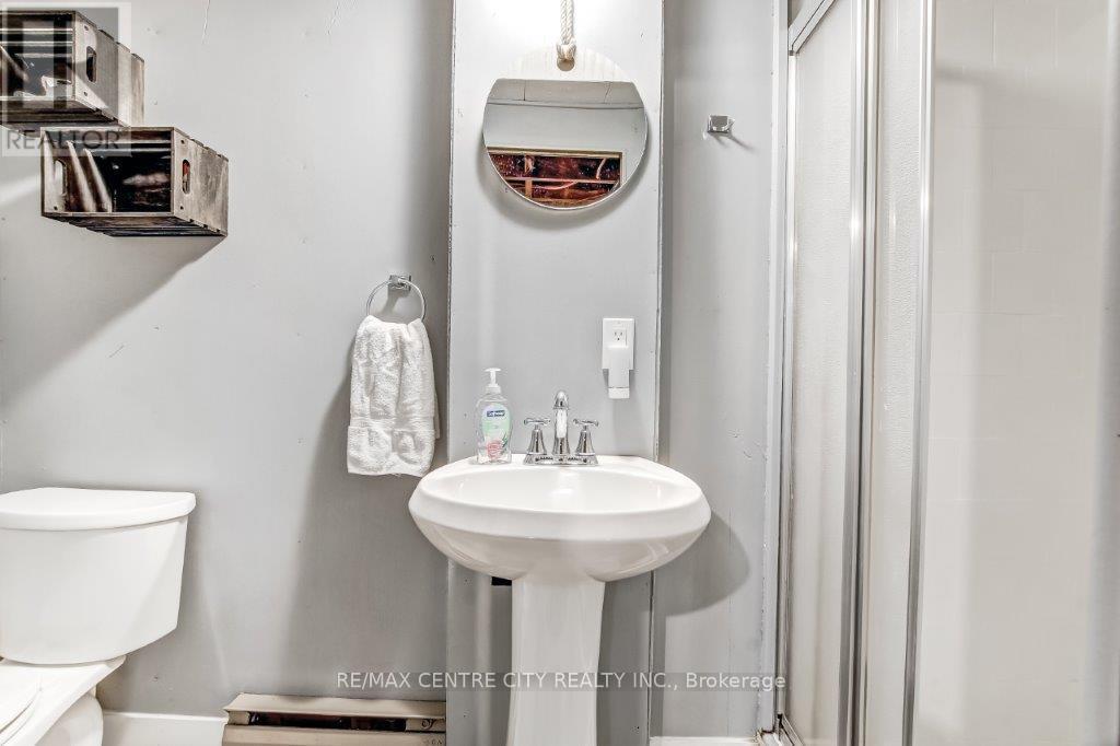 26 Brock Street, St. Thomas, ON - Indoor Photo Showing Bathroom