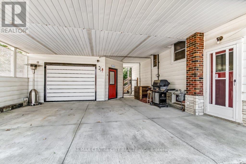 26 Brock Street, St. Thomas, ON - Photo Showing Garage