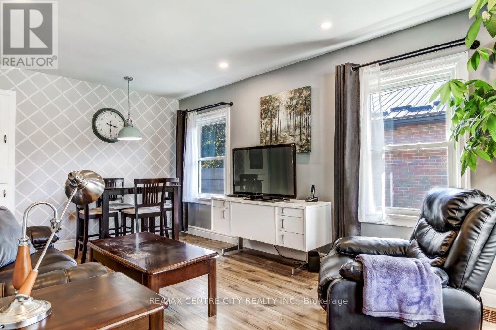26 Brock Street, St. Thomas, ON - Indoor Photo Showing Living Room