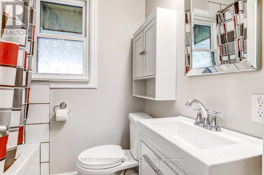 26 Brock Street, St. Thomas, ON - Indoor Photo Showing Bathroom