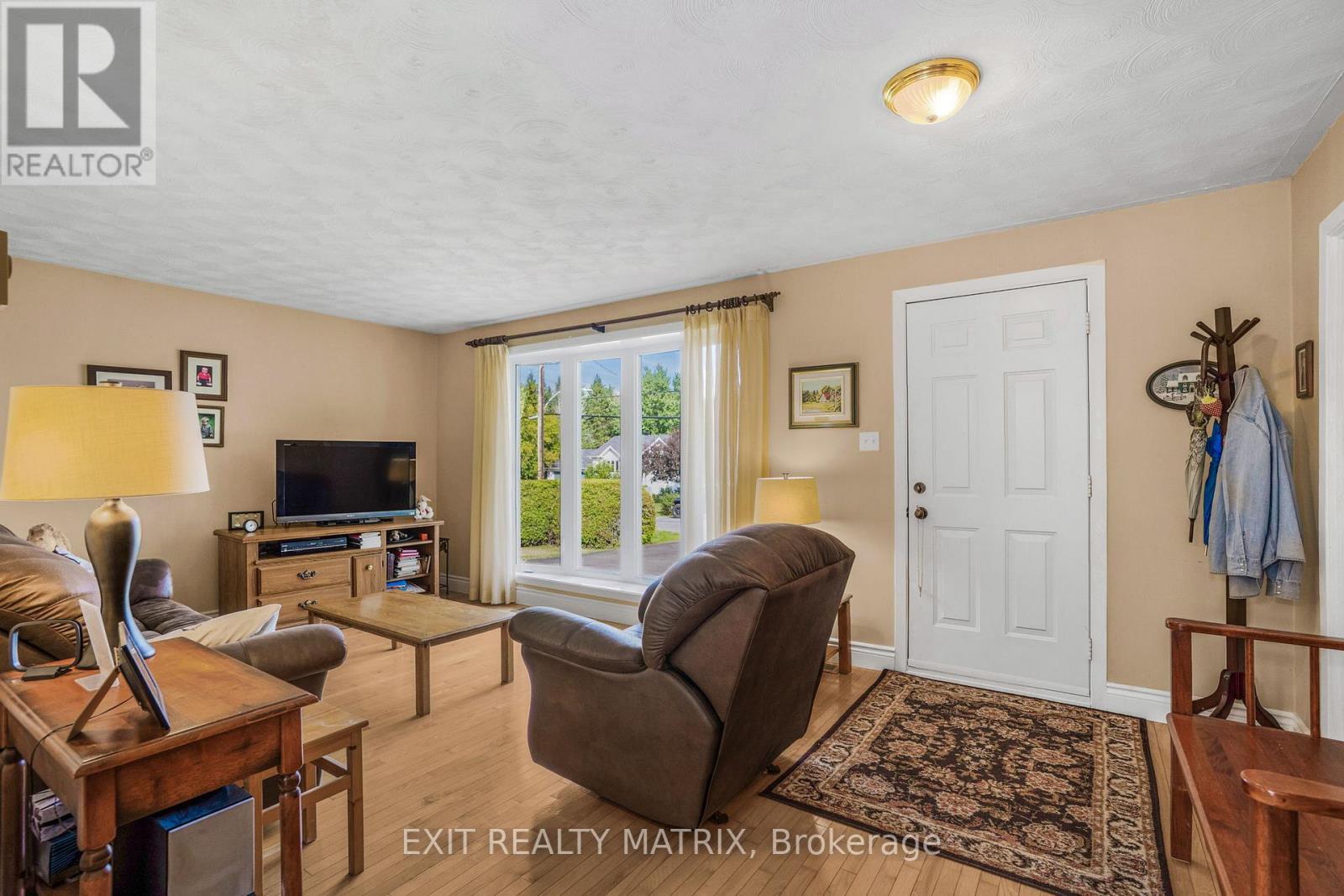 112 Eliza Street, Champlain, ON - Indoor Photo Showing Living Room