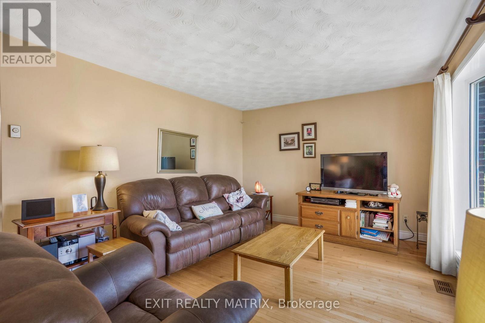112 Eliza Street, Champlain, ON - Indoor Photo Showing Living Room