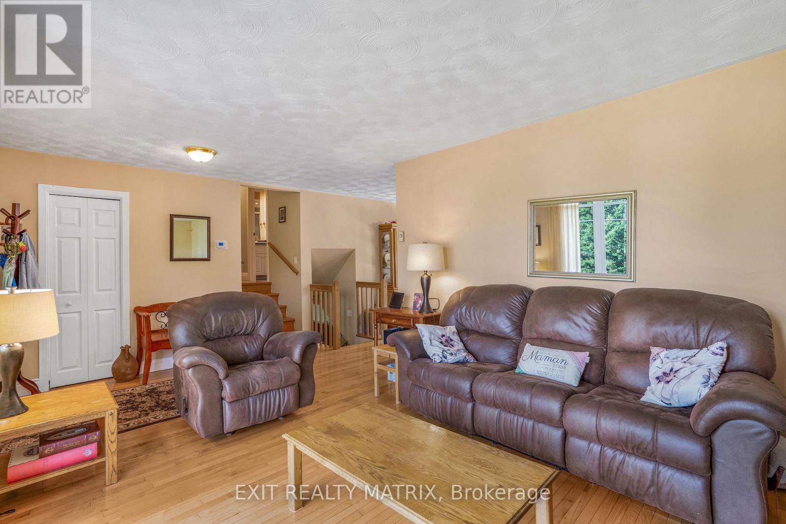 112 Eliza Street, Champlain, ON - Indoor Photo Showing Living Room