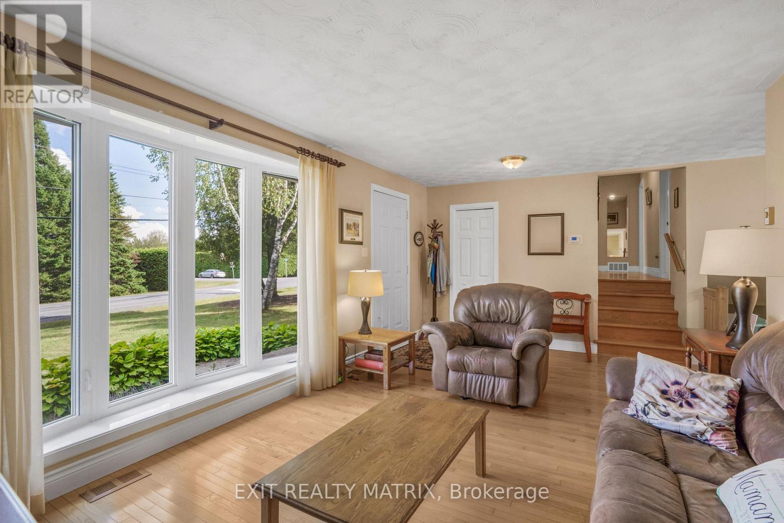 112 Eliza Street, Champlain, ON - Indoor Photo Showing Living Room