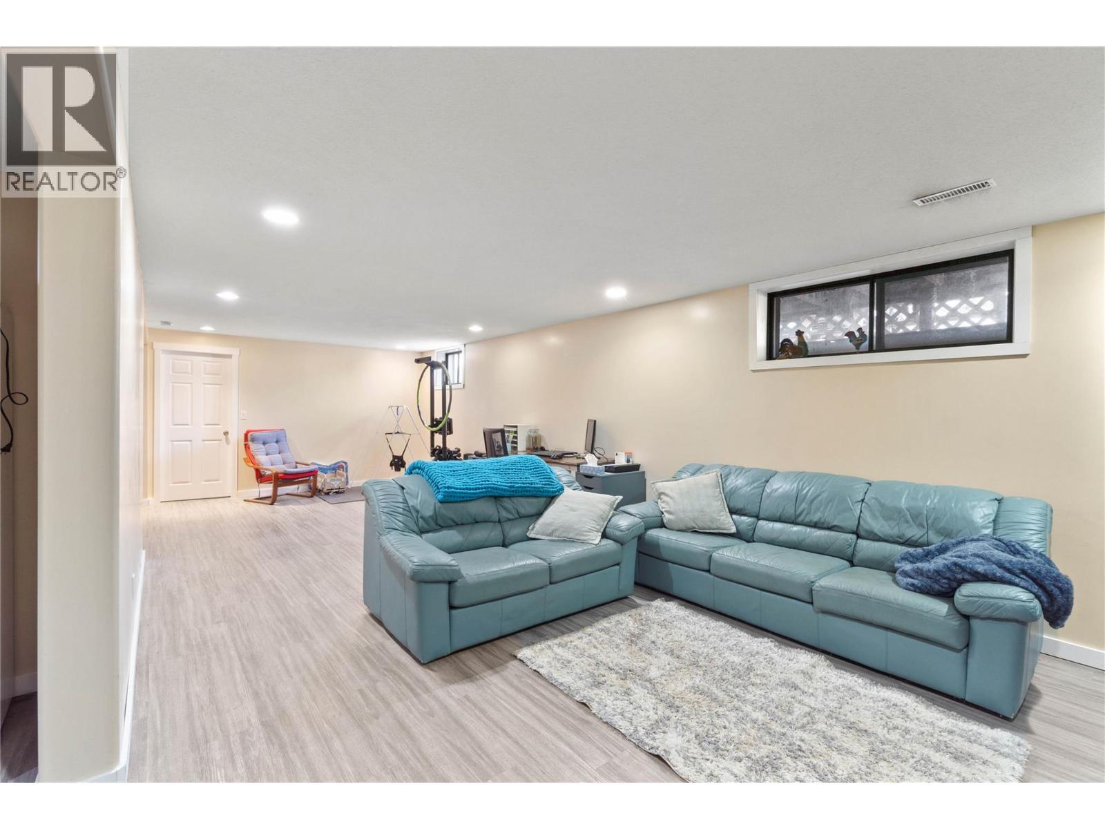 254 Alder Drive, Logan Lake, BC - Indoor Photo Showing Living Room