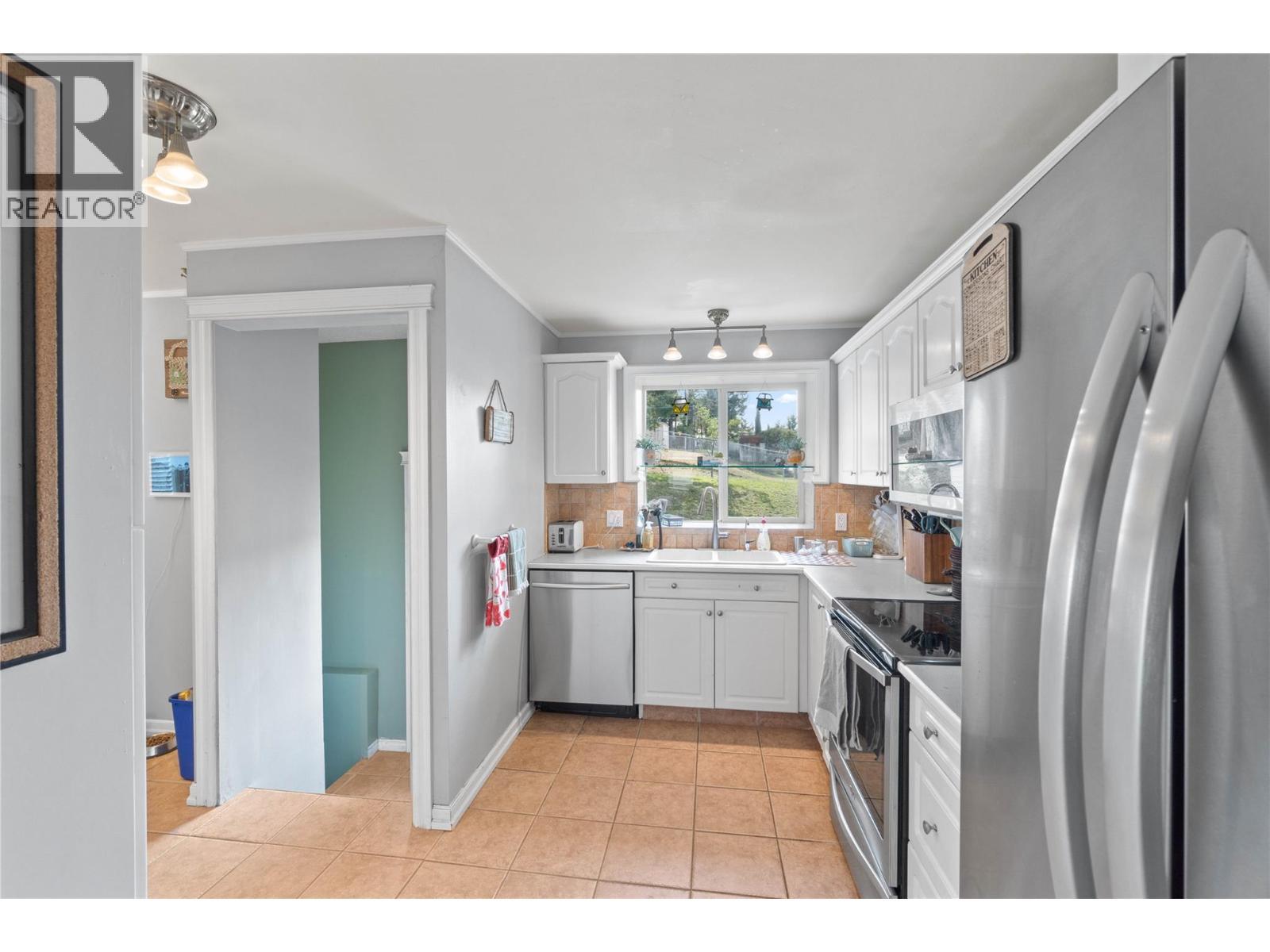 254 Alder Drive, Logan Lake, BC - Indoor Photo Showing Kitchen